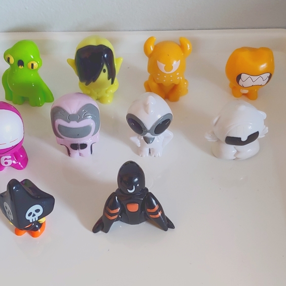 Gogo's Crazy Bones set of 15 - Picture 2 of 6